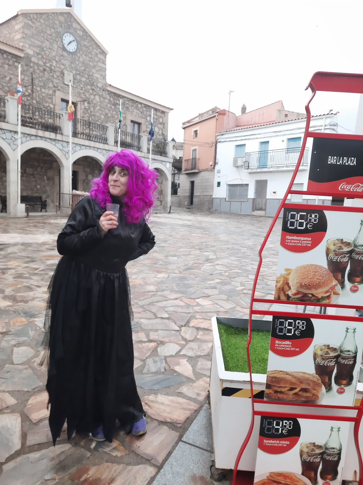 Luciana con peluca violeta y vestido negro