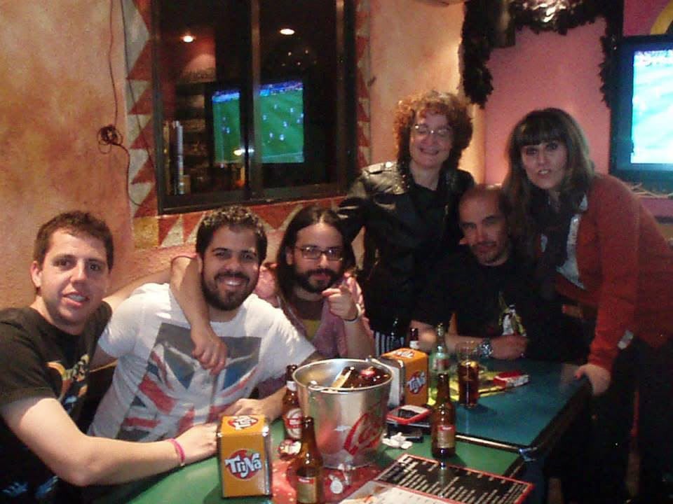 El grupo de amigos fans de Queen en el antiguo Vientos, en Vallecas