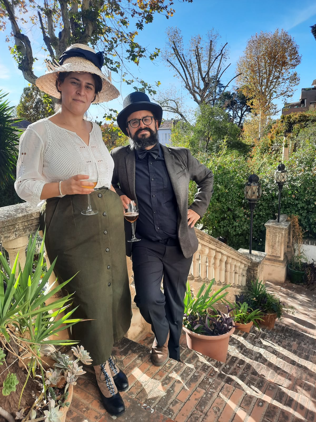 Luciana y Alberto vestidos de época, brindando en un jardín